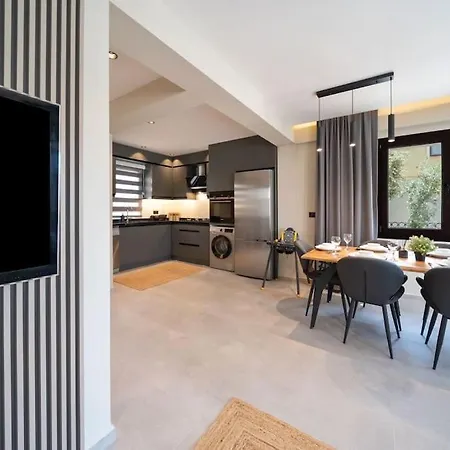 Havuzlu Korunakli Oezel Вилла