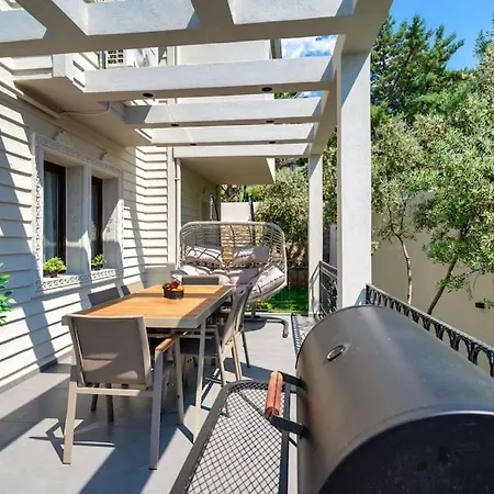 Havuzlu Korunakli Oezel Вилла *