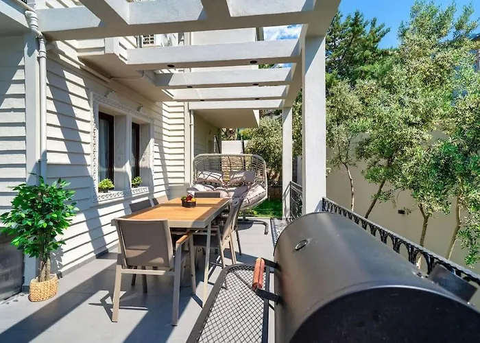 Havuzlu Korunakli Oezel Вилла *